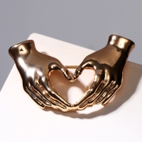 Брошь &laquo;Руки&raquo; любящие, цвет золото