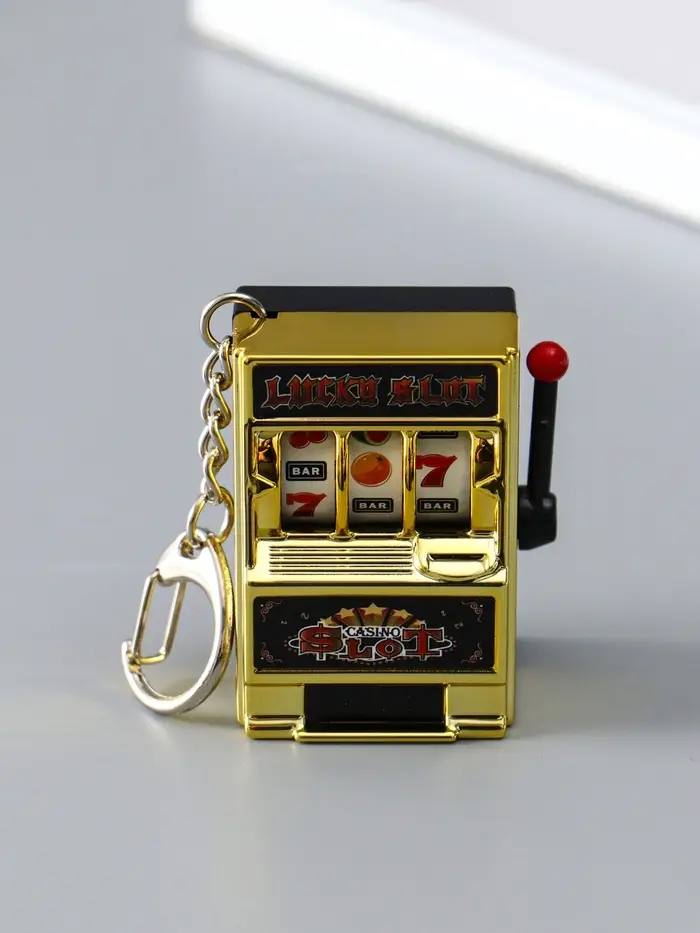 Брелок пластик "Игровой автомат - казино" золото 2,7х3,4х5 см