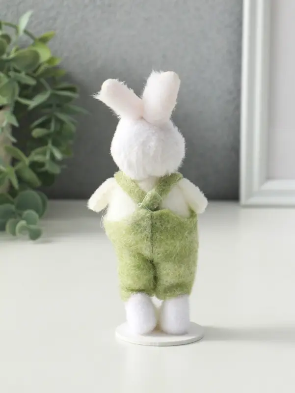 Сувенир  "Белый зайчик в зелёном комбинезоне" 4х6х15 см