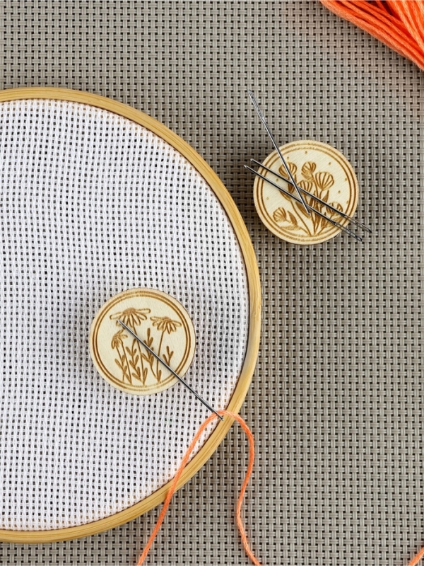 Игольница-магнит цветы для вышивания круг 3см (наб 2шт цена за наб) деревянный TR