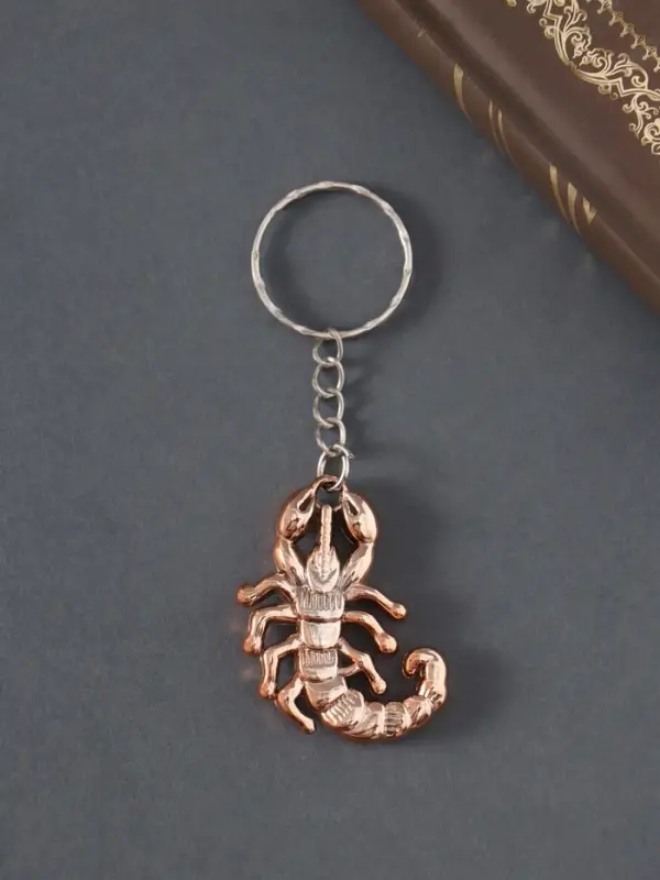 Брелок пластик под металл "Скорпион" золото 4х2,6 см