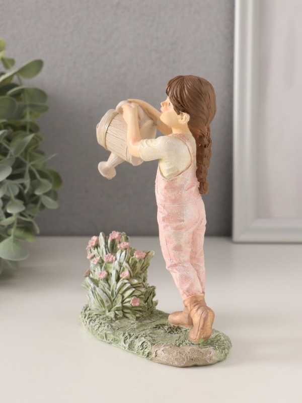 Сувенир полистоун "Малышка в комбинезоне, поливает из лейки цветы" 11,5х5х15 см