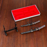 Сув. изделие катаны-мини 2в1 на подставке, ножны черные с белыми ромбами 16/20см микс