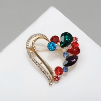 Брошь &laquo;Сердце&raquo; в камнях, цветная в золоте