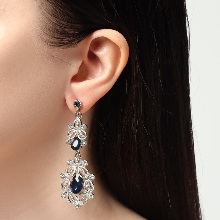 Серьги висячие со стразами &laquo;Грация&raquo; резная, цвет синий в серебре, 9 см