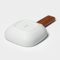 Блюдо фарфоровое для подачи с деревянной ручкой Magistro, 15&times;15 см, цвет белый