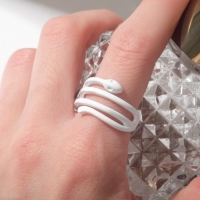 Новый год! Символ года 2025! Кольцо &laquo;Змейка&raquo; яркая, узкая, цвет белый, размер 18