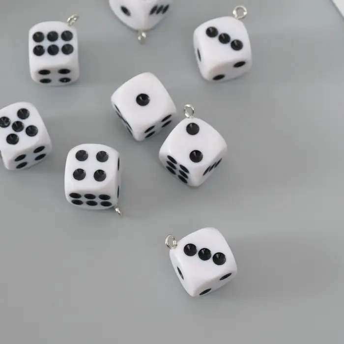 Подвеска для творчества пластик "Игральные кости" чёрно-белый 2,4х1,4х1,4 см