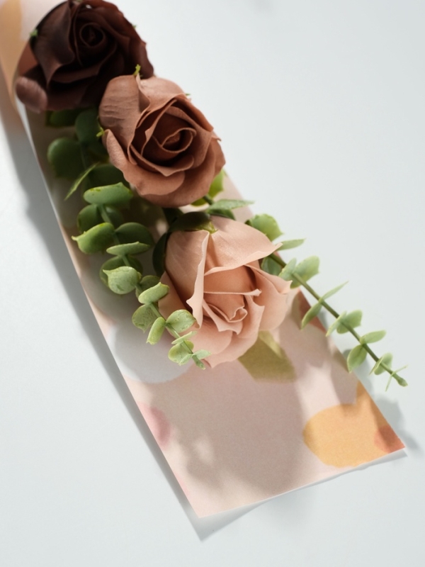 Букет из мыльных лепестков "Три розы с эвкалиптом" бежевый 8,5х7,4х38,6 см