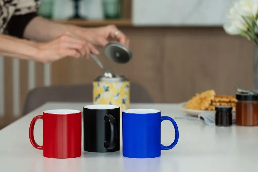 Кружка &laquo;Хамелеон&raquo;, глянцевая, черная