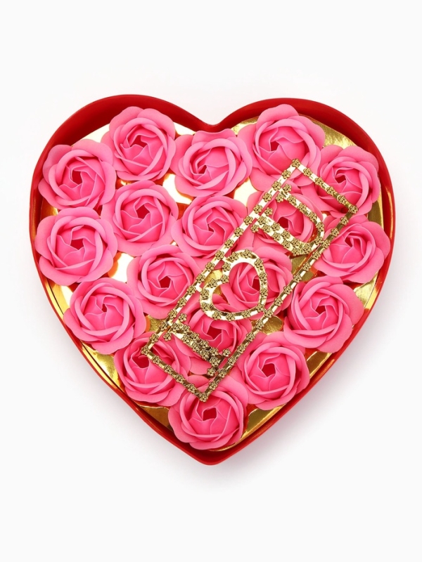 18 мыльных розовых роз с надписью в коробке