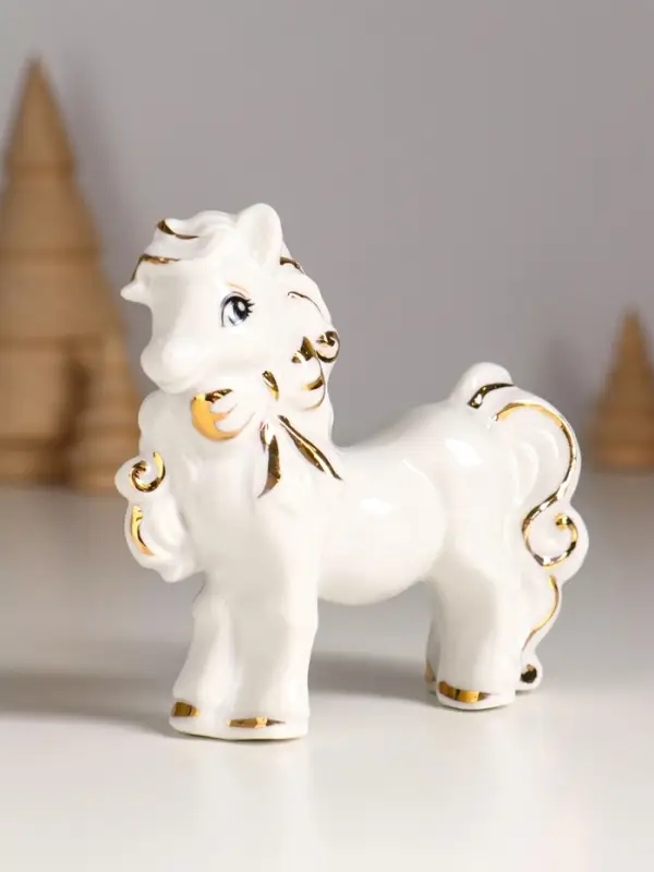 Сувенир керамика "Лошадка с бантом" белый с золотом 9,5х3х9,5 см