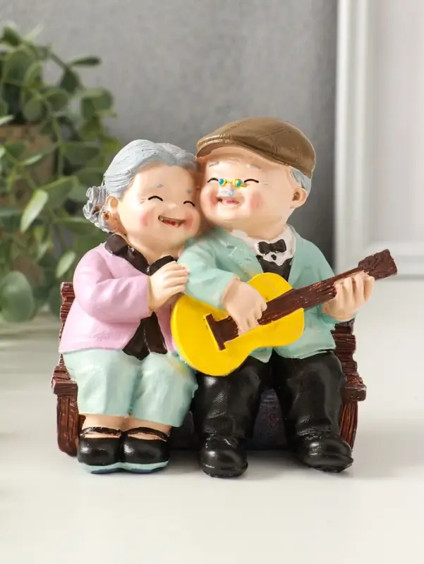 Сувенир полистоун "Дедуля играет на гитаре для бабули" 12х9х12 см