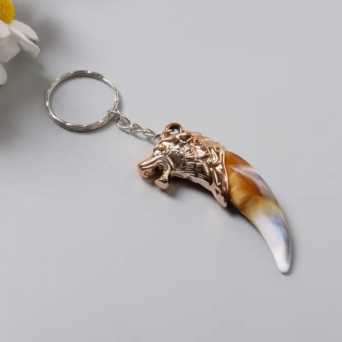 Брелок пластик "Клык с волком" 5,7х1,3х2,3 см
