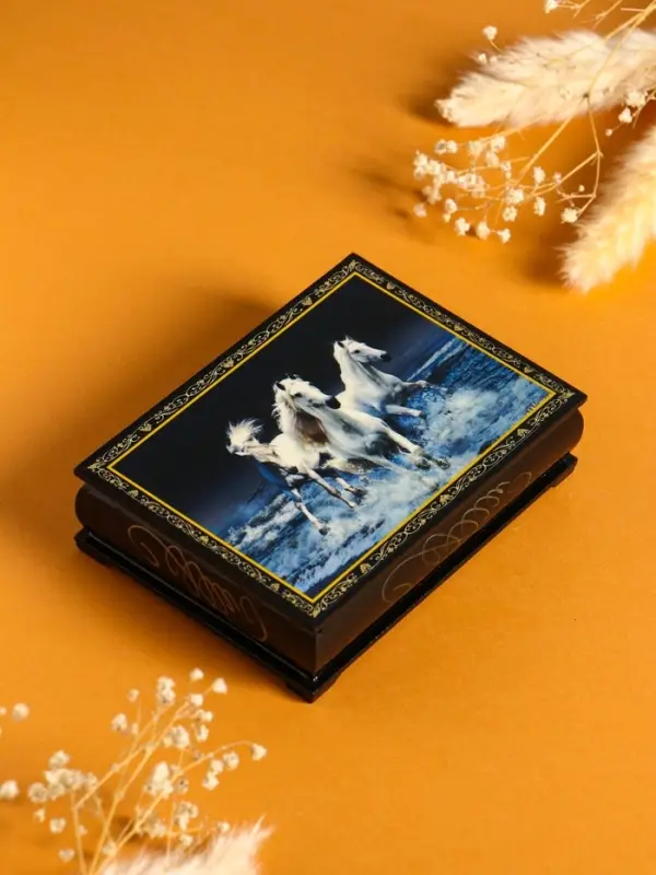 Шкатулка &laquo;Три коня&raquo;, 10&times;14 см, лаковая миниатюра