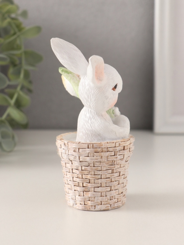 Сувенир полистоун "Белый кролик в плетённой корзине с тюльпанами" 8,5х5,5х11,5 см