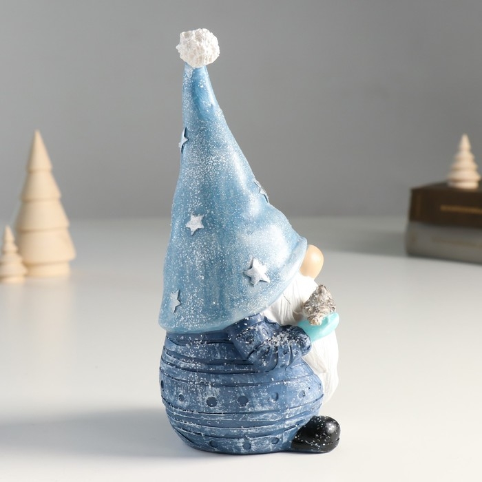 Сувенир полистоун "Дед Мороз в колпаке со звёздами, с веночком и птичкой" 10х8,5х21 см