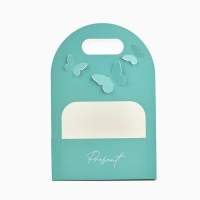 Переноска для цветов с вырезными бабочками &laquo;Подарок!&raquo;, тиффани 20 &times; 30 &times; 8 см