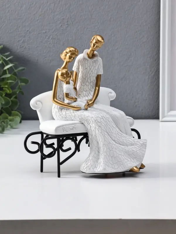 Сувенир полистоун "Родители с малышом на диванчике" бело-золотой 12,5х18х22,5 см