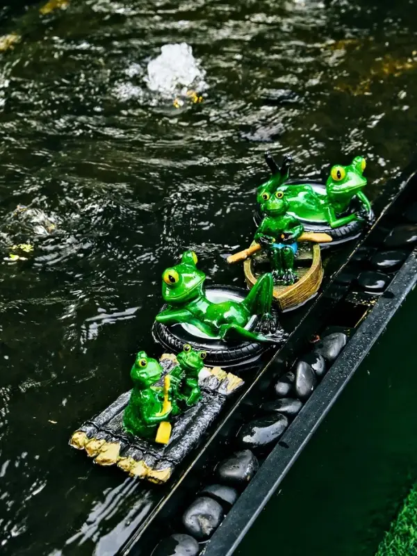 Садовая фигура 14 х 13 х 9,5 см "Лягушка на шине" Водоплавающая