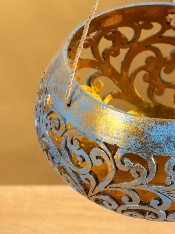 Подсвечник подвесной из кокоса, 14&times;14&times;10 см, голубой-золотой