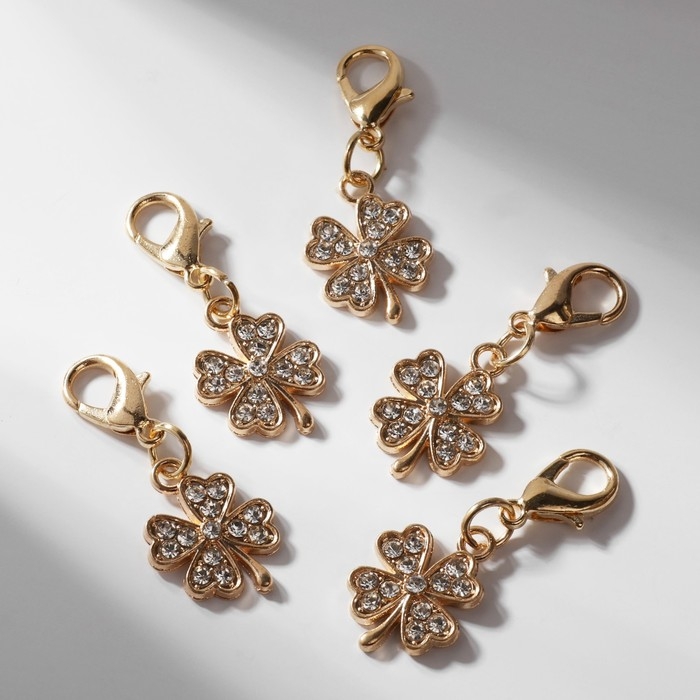 Шарм &laquo;Клевер&raquo;, цвет белый в золоте