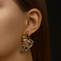 Серьги металл &laquo;Модерн&raquo; лист, искажение, цвет золото