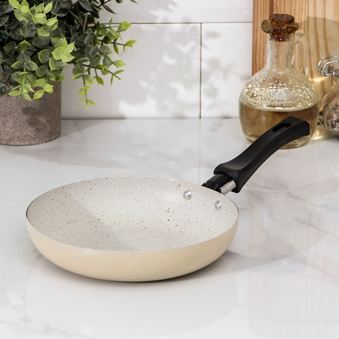 Сковорода &laquo;Стоун&raquo;, d=17 см, пластиковая ручка, антипригарное покрытие, цвет бежевый