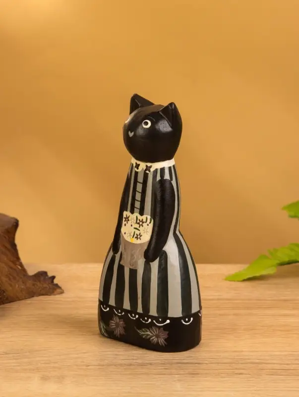 Сувенир дерево "Чёрная кошка в зелёном платье" 6х4х13 см