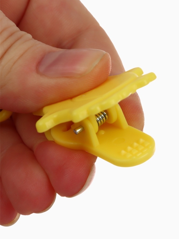 Пустышка классическая, с держателем, +0мес., цвет зеленый/желтый