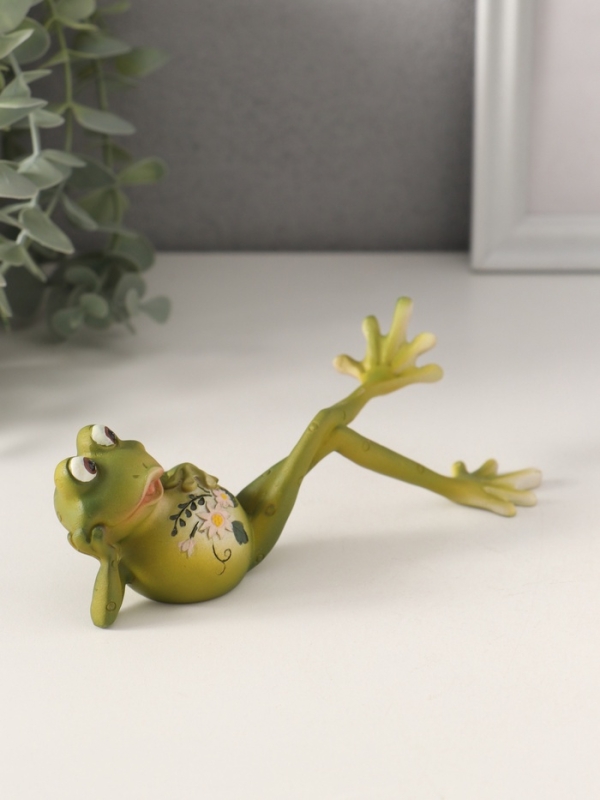 Сувенир полистоун "Лягушонок на отдыхе, с цветами на животике" 15,5х6х7 см