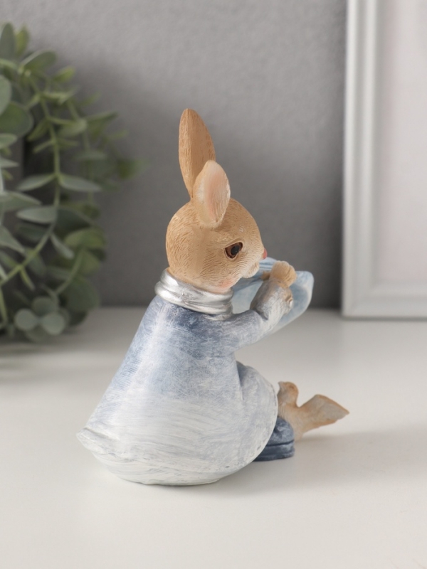 Сувенир полистоун "Зайка в шляпке и дождевике - с птичкой" синий 11х7х13 см