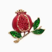 Брошь "Гранат" в разрезе, со стразами, красно-зелёная в золоте