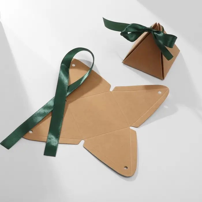 Коробочка подарочная складная &laquo;Пирамида&raquo; 7&times;7&times;8, изумрудно-крафтовый