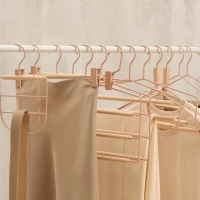 Вешалка для брюк и юбок LaDо́m Laconique, 28&times;11,5&times;2,8 см, с зажимами, цвет розовый