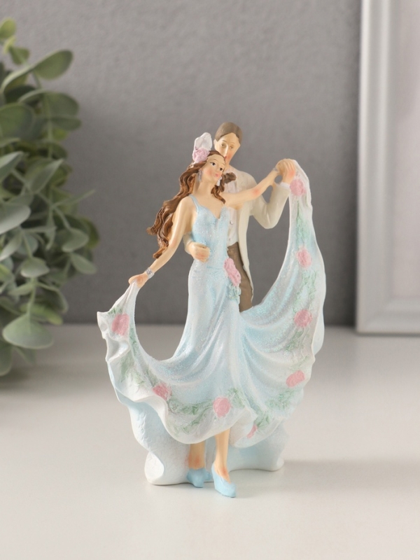 Сувенир полистоун "Танцующая пара" бело-голубой 9,5х5х13 см