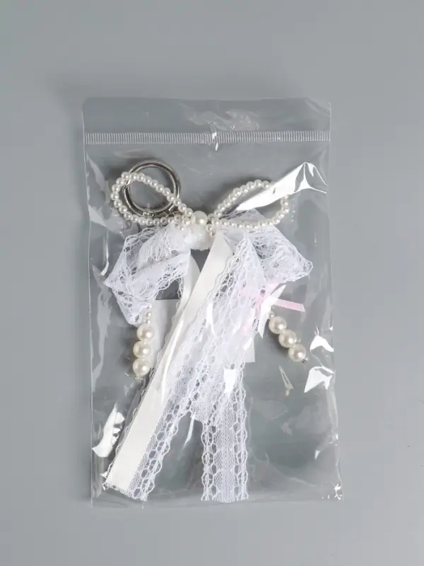 Брелок на карабине "Жемчужный бант с кружевной тесьмой" бусины d=0,4 и 0,8 см 16х9,5х1 см