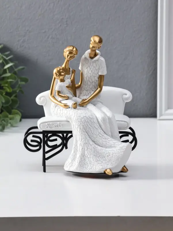 Сувенир полистоун "Родители с малышом на диванчике" бело-золотой 12,5х18х22,5 см