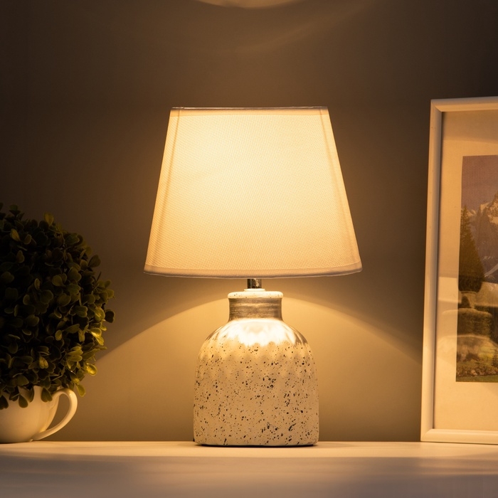 Настольная лампа с абажуром RISALUX &laquo;Овация&raquo;, 1&times;Е14, 40 Вт, белый, 22&times;22&times;31 см