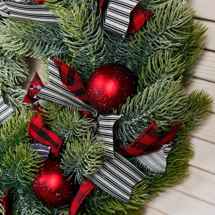 Венок новогодний d- 36 см "Уютная сказка" клетчатые ленты алые шары