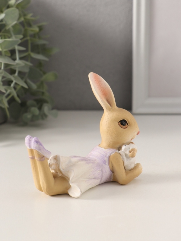 Сувенир полистоун "Зайка в сиреневом сарафане с щеночком" 10х5,5х9 см