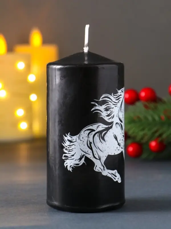 Свеча столб 50*100 мм с накаткой "Символ года" , Конь, черная