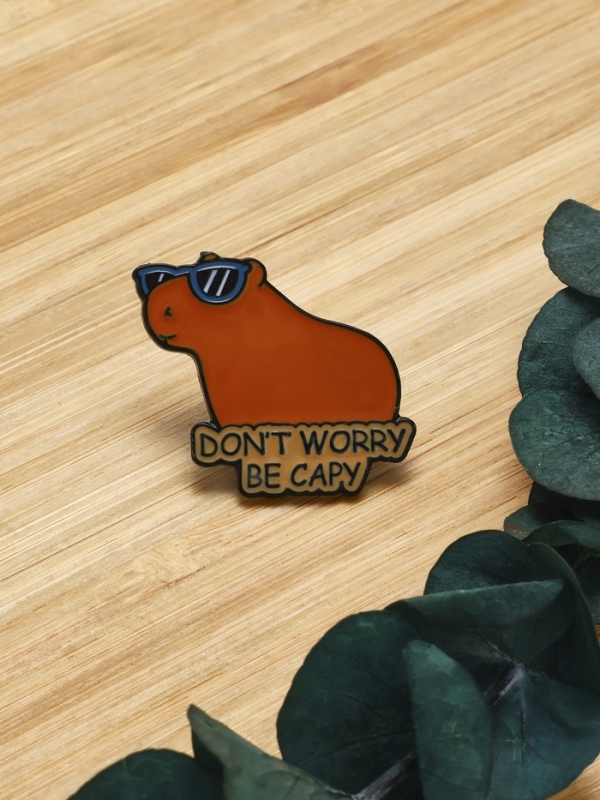 Значок &laquo;Капибара&raquo; не волнуйся, оранжевый в чёрном металле