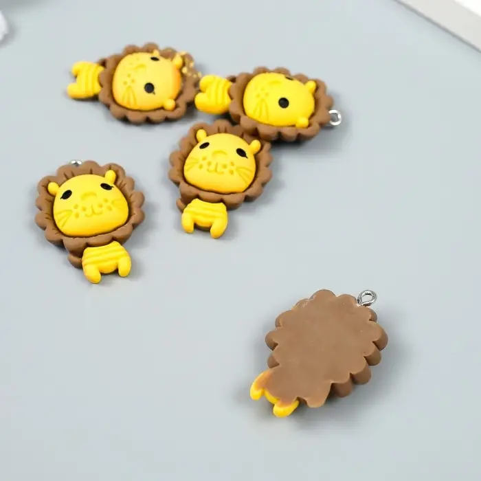 Декор для творчества пластик "Храбрый лев с петелькой" 0,8х2,3х3 см