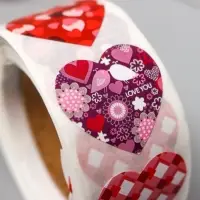 Наклейка бумага "Разные сердечки" d=2,5 см 500 шт в рулоне 3х6,5х6,5 см