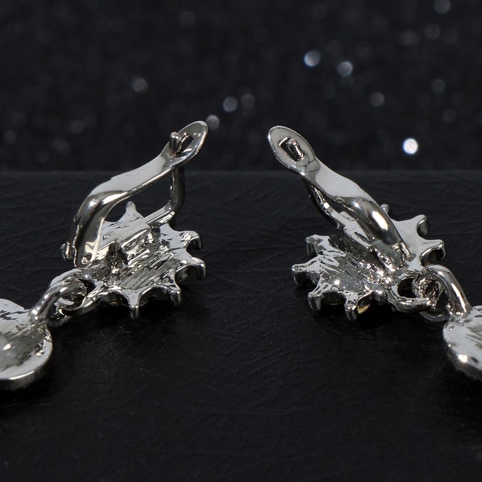 Серьги висячие со стразами &laquo;Вечерние&raquo; мадам, цвет белый в серебре, 7 см