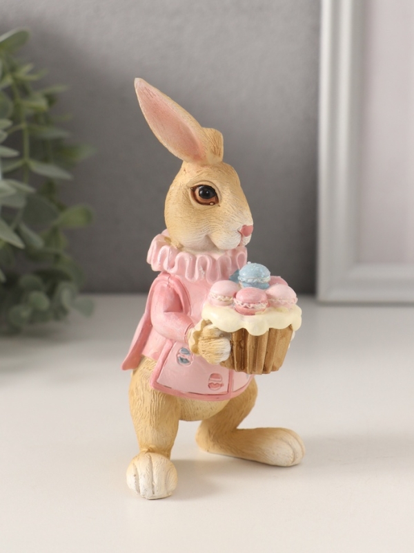 Сувенир полистоун "Заяц с кексом с макарунами, в розовом" 8х7х13,5 см