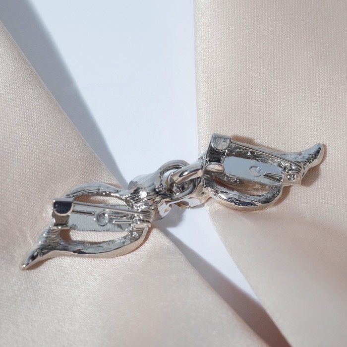 Зажим для кардигана &laquo;Волны&raquo;, цвет белый в серебре