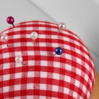 Игольница &laquo;Круг&raquo;, на деревянной подложке, d = 7 см, цвет красный/белый