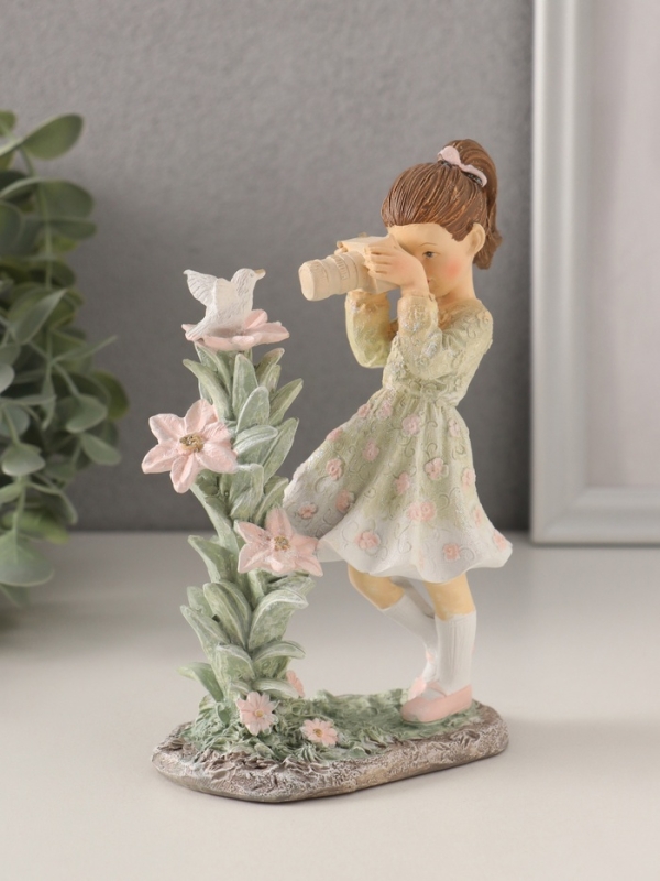 Сувенир полистоун "Малышка фотографирует птичку" зелёный 10,5х6х15,5 см